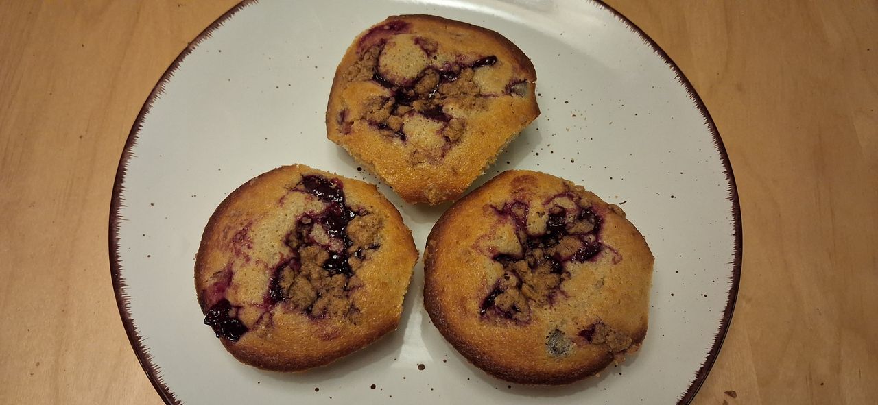 Muffiny s třešňovým crumble a citronovým krémem